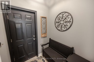 446 SOUTH LEAKSDALE CIRCLE London South (South U) Ontario photo 9