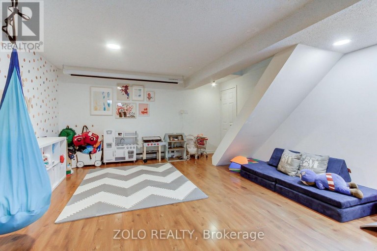 388 TERRY DRIVE, Newmarket (Central Newmarket), Ontario, L3Y5E7