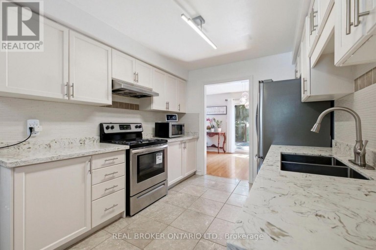 22 OCTOBER LANE, Aurora (Aurora Grove), Ontario, L4G6Y1