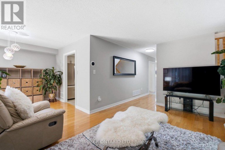 22 OCTOBER LANE, Aurora (Aurora Grove), Ontario, L4G6Y1