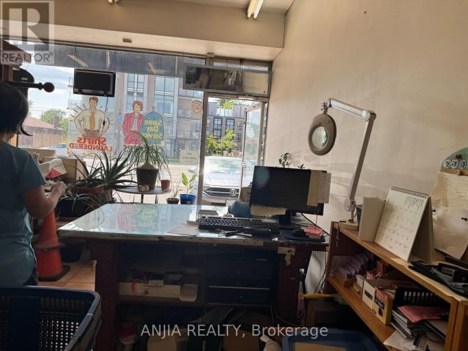 852 SHEPPARD AVENUE W, Toronto (Bathurst Manor), Ontario, M3H2T5