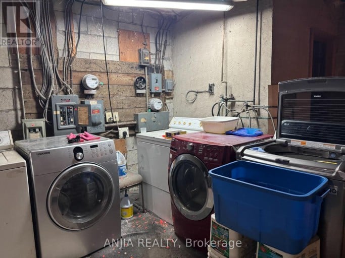852 SHEPPARD AVENUE W, Toronto (Bathurst Manor), Ontario, M3H2T5