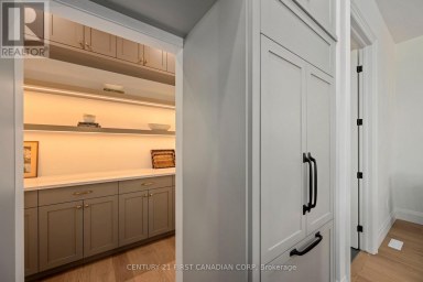876 WHITE PINE STREET London North (North S) Ontario photo 15
