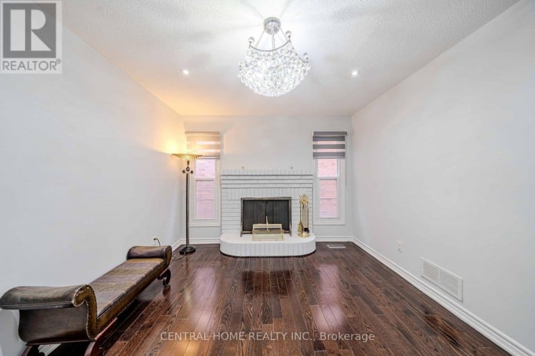 2 NOEL STREET, Markham (Markham Village), Ontario, L3P5C8