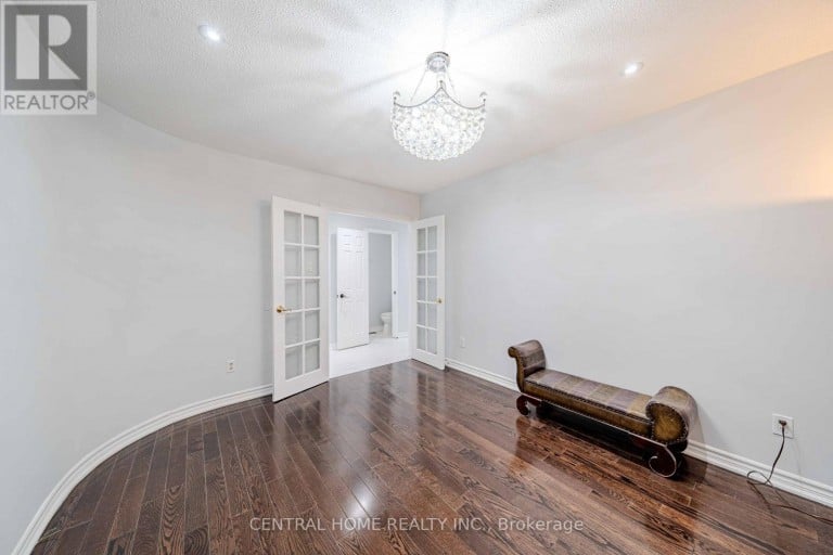 2 NOEL STREET, Markham (Markham Village), Ontario, L3P5C8