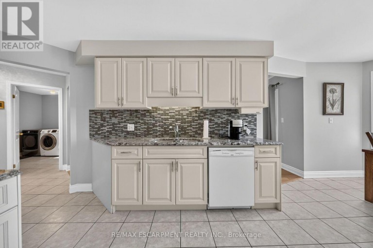 42 HILLGARDEN DRIVE, Hamilton (Stoney Creek Mountain), Ontario, L8J3R3
