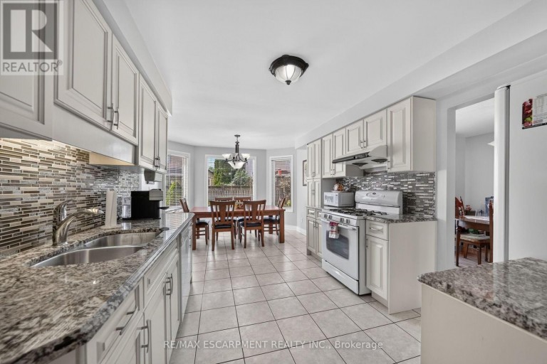 42 HILLGARDEN DRIVE, Hamilton (Stoney Creek Mountain), Ontario, L8J3R3
