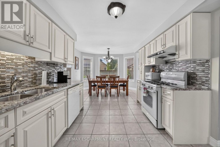 42 HILLGARDEN DRIVE, Hamilton (Stoney Creek Mountain), Ontario, L8J3R3