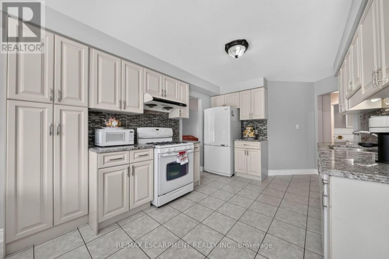 42 HILLGARDEN DRIVE, Hamilton (Stoney Creek Mountain), Ontario, L8J3R3