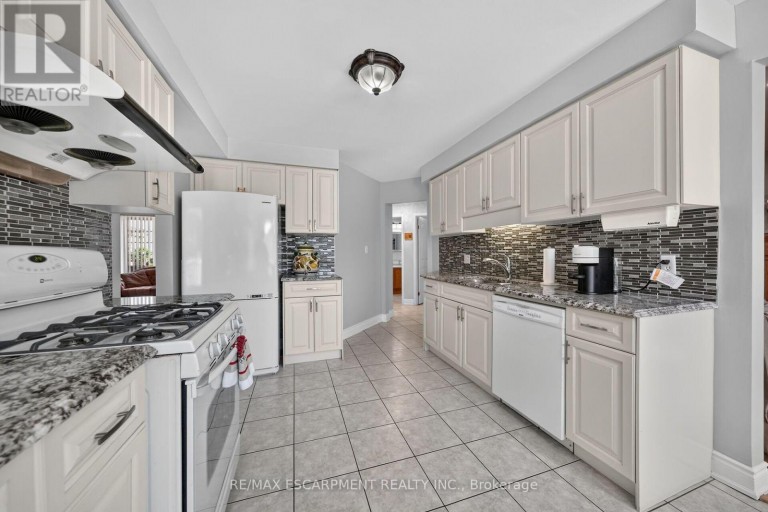 42 HILLGARDEN DRIVE, Hamilton (Stoney Creek Mountain), Ontario, L8J3R3