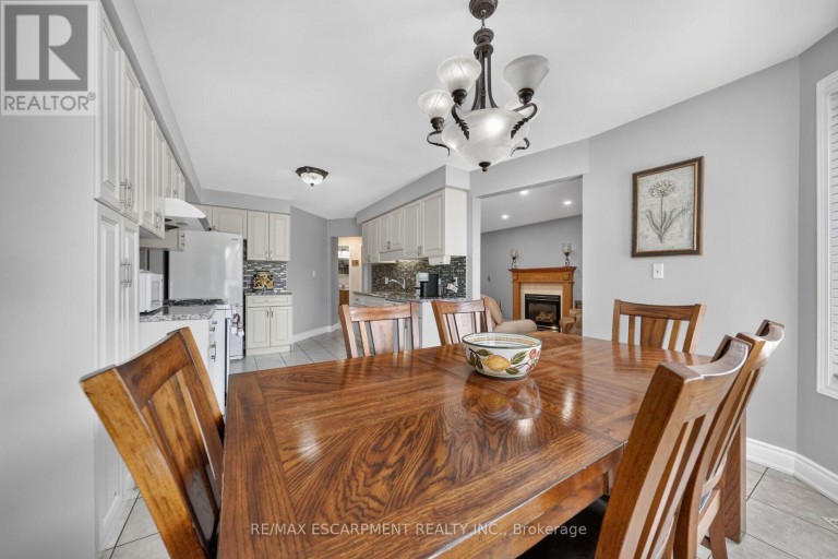42 HILLGARDEN DRIVE, Hamilton (Stoney Creek Mountain), Ontario, L8J3R3