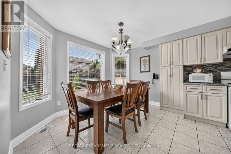 42 HILLGARDEN DRIVE, Hamilton (Stoney Creek Mountain), Ontario, L8J3R3