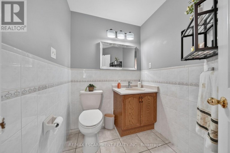 42 HILLGARDEN DRIVE, Hamilton (Stoney Creek Mountain), Ontario, L8J3R3