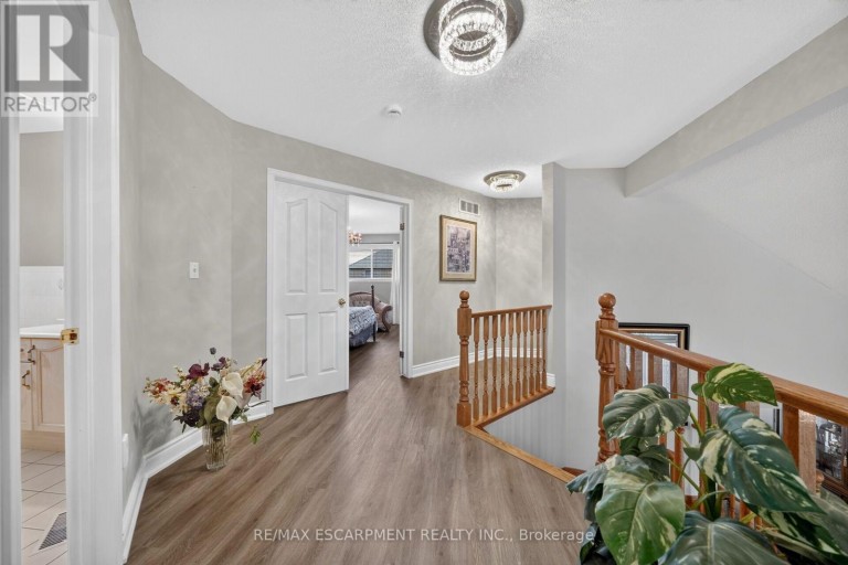 42 HILLGARDEN DRIVE, Hamilton (Stoney Creek Mountain), Ontario, L8J3R3