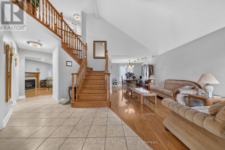 42 HILLGARDEN DRIVE, Hamilton (Stoney Creek Mountain), Ontario, L8J3R3