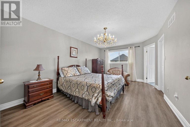 42 HILLGARDEN DRIVE, Hamilton (Stoney Creek Mountain), Ontario, L8J3R3