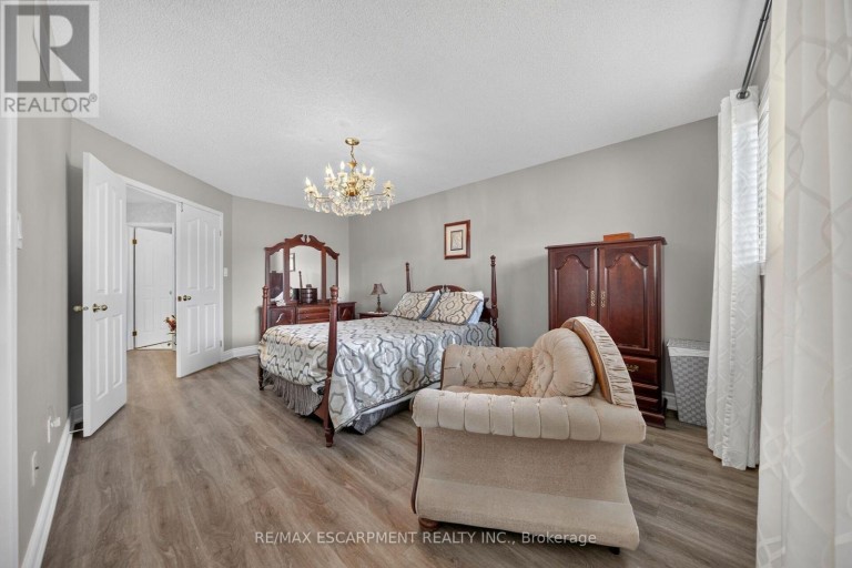 42 HILLGARDEN DRIVE, Hamilton (Stoney Creek Mountain), Ontario, L8J3R3
