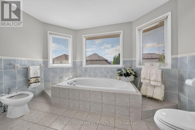 42 HILLGARDEN DRIVE, Hamilton (Stoney Creek Mountain), Ontario, L8J3R3