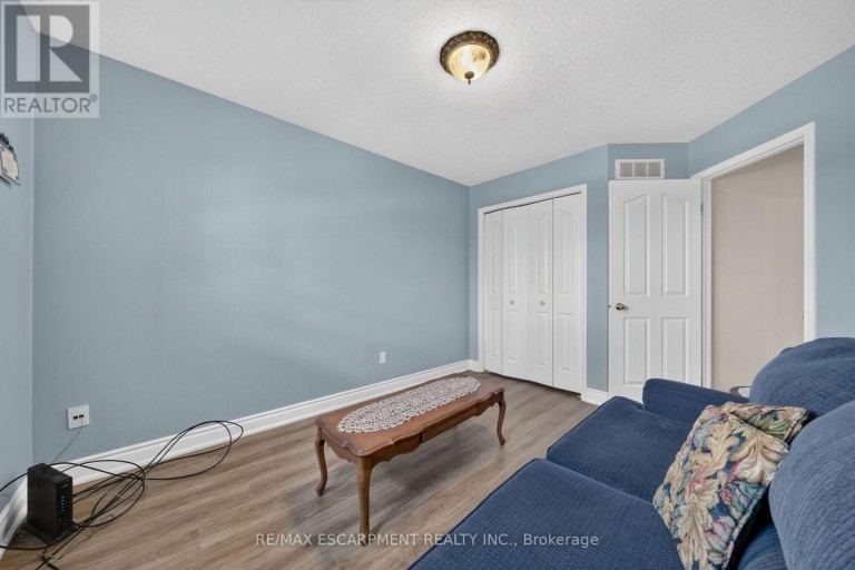 42 HILLGARDEN DRIVE, Hamilton (Stoney Creek Mountain), Ontario, L8J3R3