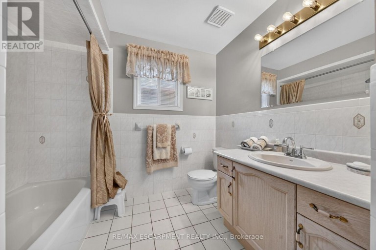 42 HILLGARDEN DRIVE, Hamilton (Stoney Creek Mountain), Ontario, L8J3R3