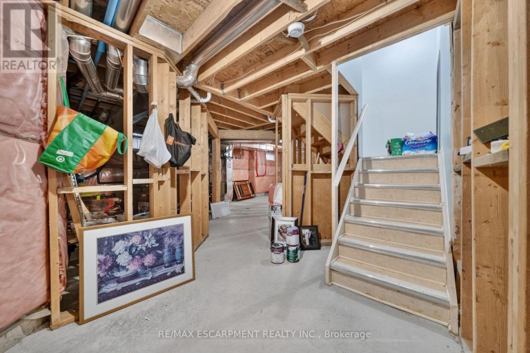 42 HILLGARDEN DRIVE, Hamilton (Stoney Creek Mountain), Ontario, L8J3R3