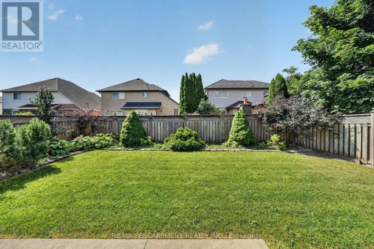 42 HILLGARDEN DRIVE, Hamilton (Stoney Creek Mountain), Ontario, L8J3R3