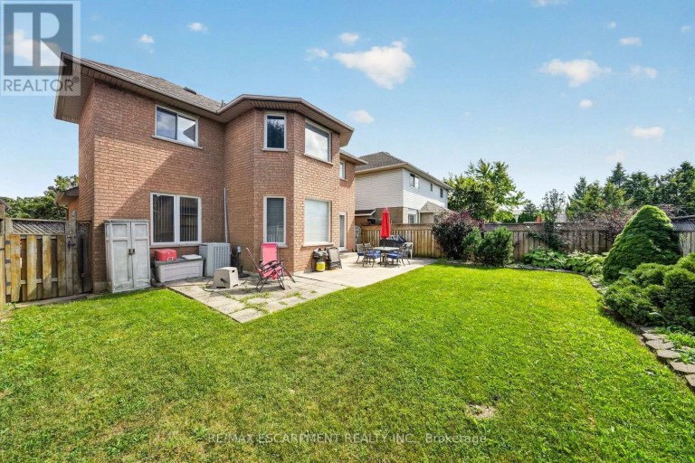 42 HILLGARDEN DRIVE, Hamilton (Stoney Creek Mountain), Ontario, L8J3R3