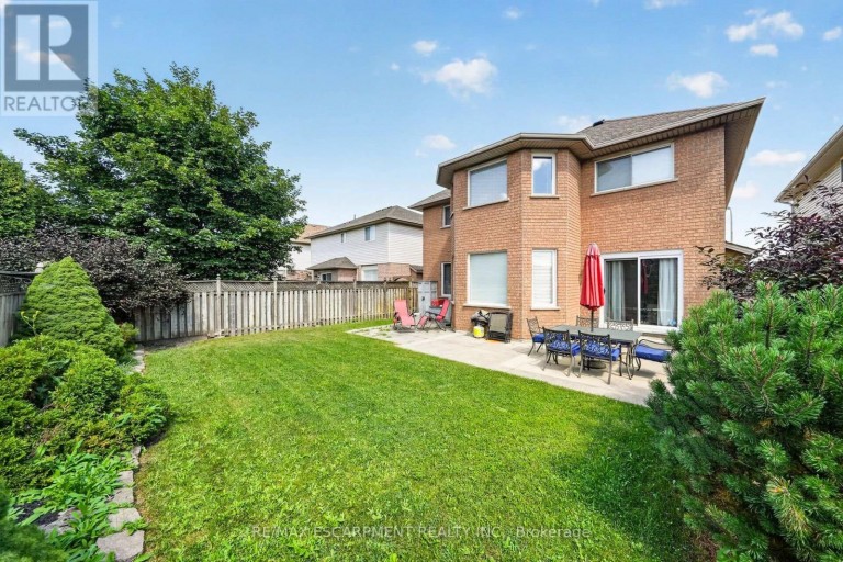 42 HILLGARDEN DRIVE, Hamilton (Stoney Creek Mountain), Ontario, L8J3R3