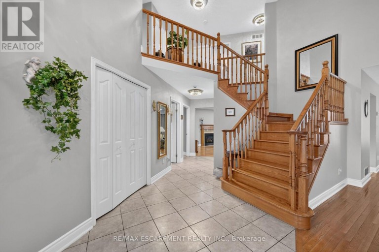 42 HILLGARDEN DRIVE, Hamilton (Stoney Creek Mountain), Ontario, L8J3R3