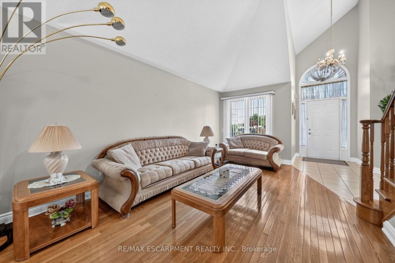 42 HILLGARDEN DRIVE, Hamilton (Stoney Creek Mountain), Ontario, L8J3R3