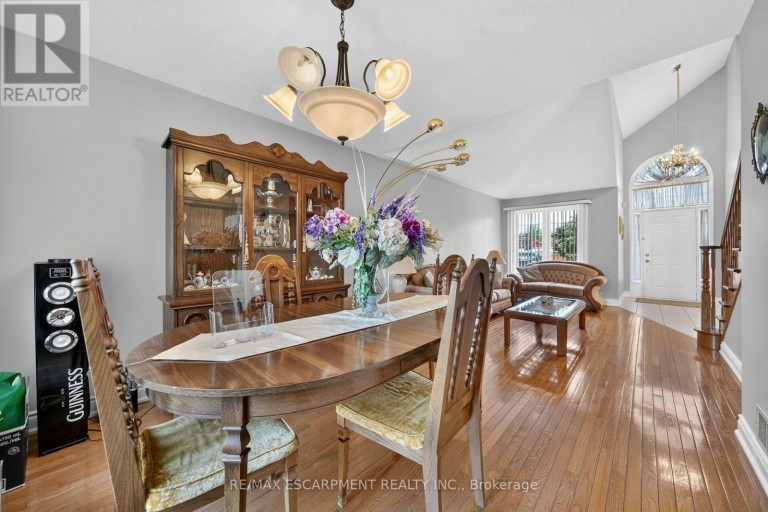 42 HILLGARDEN DRIVE, Hamilton (Stoney Creek Mountain), Ontario, L8J3R3
