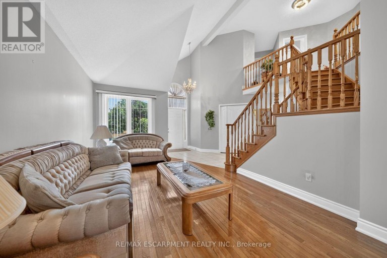42 HILLGARDEN DRIVE, Hamilton (Stoney Creek Mountain), Ontario, L8J3R3
