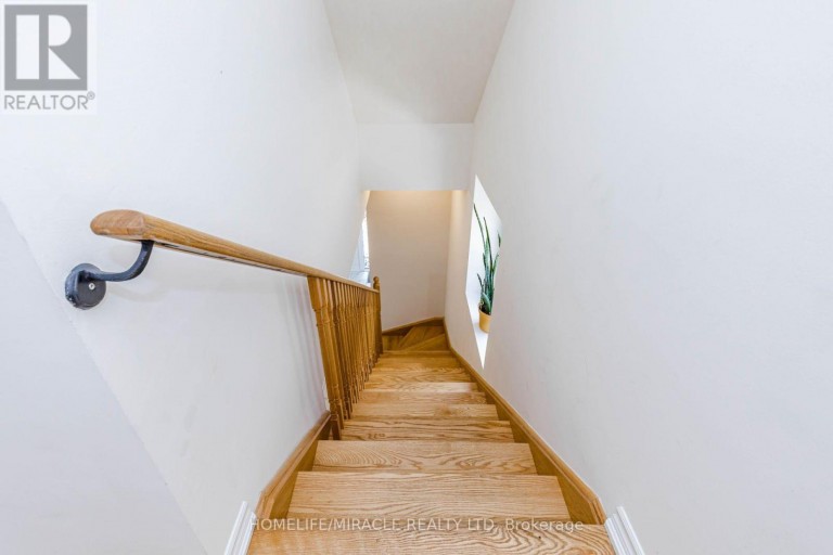 32 ARCOLA STREET, Brampton (Goreway Drive Corridor), Ontario, L6P4N7