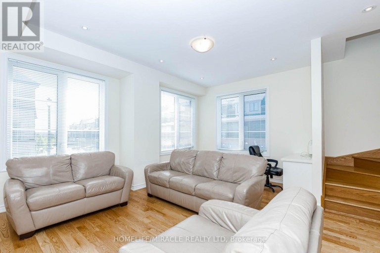 32 ARCOLA STREET, Brampton (Goreway Drive Corridor), Ontario, L6P4N7
