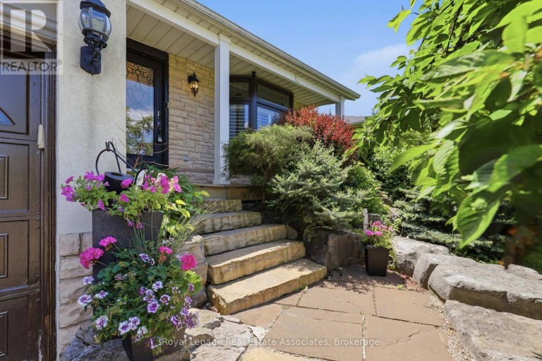 2580 HOMELANDS DRIVE, Mississauga (Sheridan), Ontario, L5K1H6
