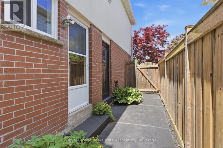 2580 HOMELANDS DRIVE, Mississauga (Sheridan), Ontario, L5K1H6