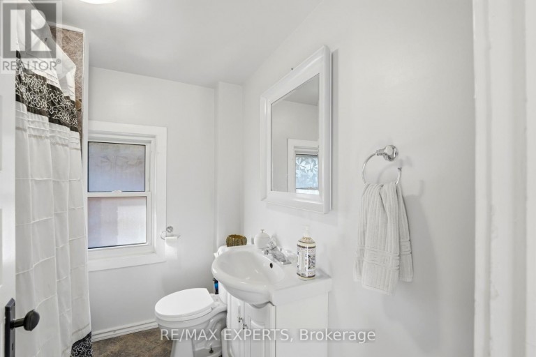 18 ROWE STREET, Oshawa (Central), Ontario, L1H5P5