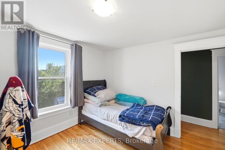 18 ROWE STREET, Oshawa (Central), Ontario, L1H5P5