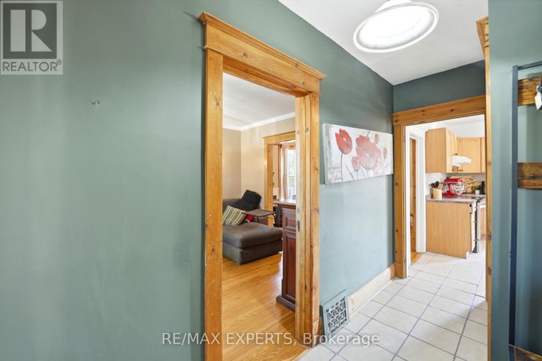 18 ROWE STREET, Oshawa (Central), Ontario, L1H5P5
