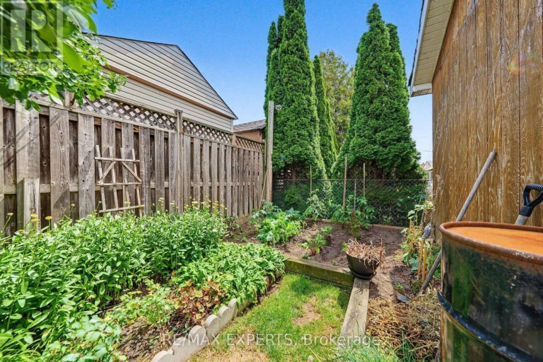 37 SAINT LUCIE DRIVE, Toronto (Humbermede), Ontario, M9M1S9