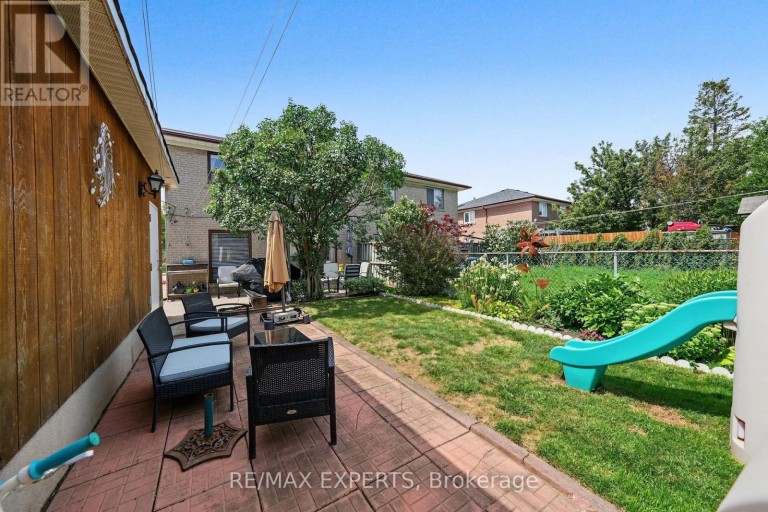 37 SAINT LUCIE DRIVE, Toronto (Humbermede), Ontario, M9M1S9