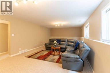 27 Fairmont Road S Lethbridge Alberta photo 28