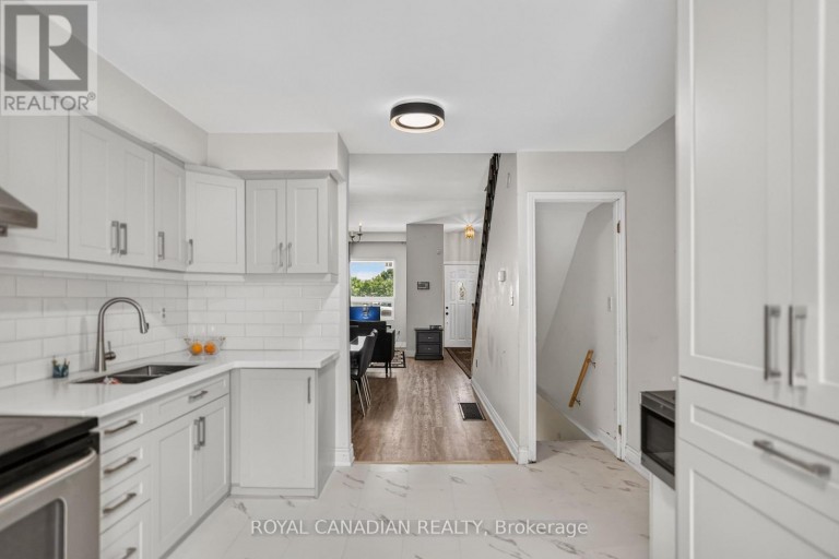 2538 ST CLAIR AVENUE W, Toronto (Rockcliffe-Smythe), Ontario, M6N1L6