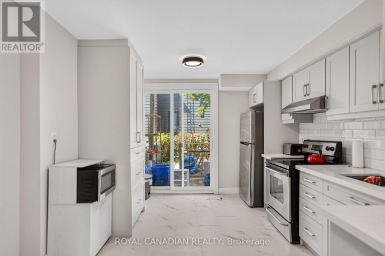 2538 ST CLAIR AVENUE W, Toronto (Rockcliffe-Smythe), Ontario, M6N1L6
