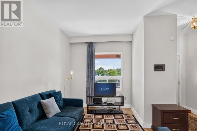2538 ST CLAIR AVENUE W, Toronto (Rockcliffe-Smythe), Ontario, M6N1L6