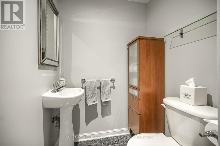 323 - 32 STADIUM ROAD, Toronto (Niagara), Ontario, M5V3P4