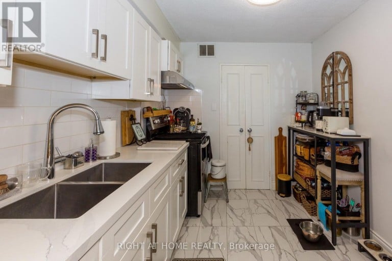 706 - 1881 JANE STREET, Toronto (Rustic), Ontario, M9N3S7