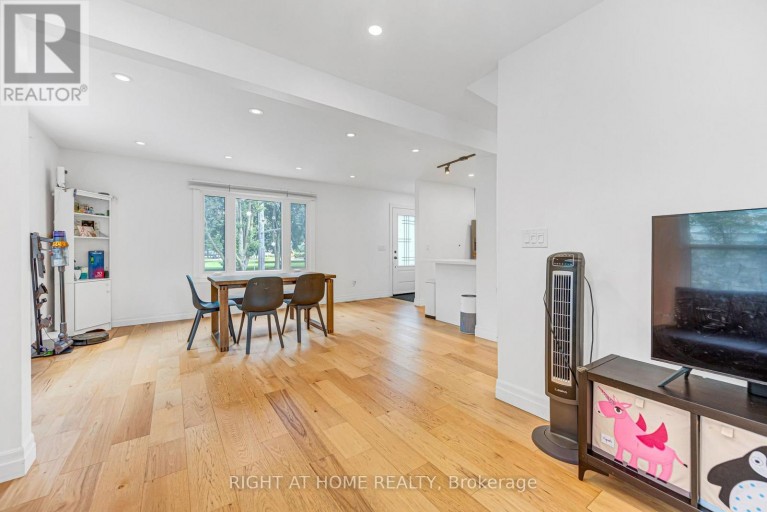 121 HEARST CIRCLE, Toronto (Brookhaven-Amesbury), Ontario, M6M2V4