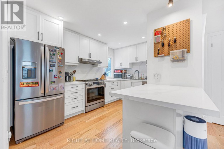 121 HEARST CIRCLE, Toronto (Brookhaven-Amesbury), Ontario, M6M2V4