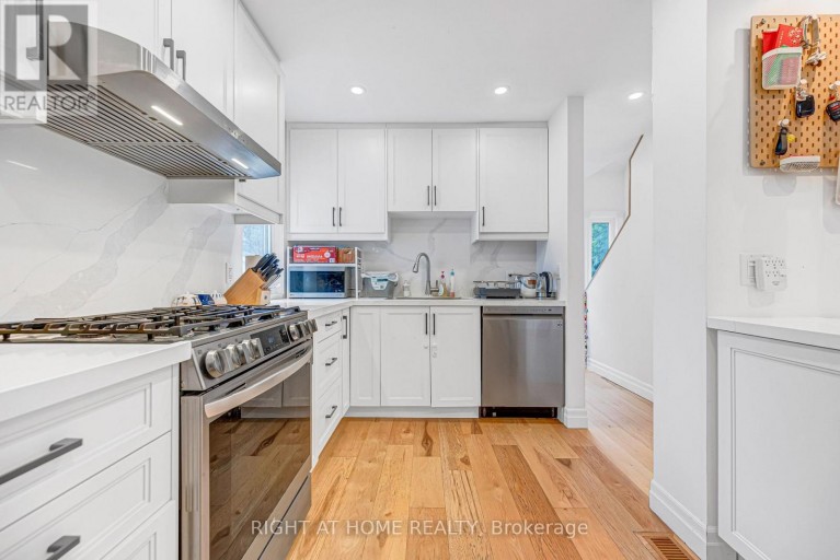 121 HEARST CIRCLE, Toronto (Brookhaven-Amesbury), Ontario, M6M2V4